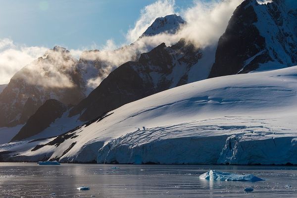 Su, Keren 아티스트의 Landscape of snow covered island in South Atlantic Ocean-Antarctica작품입니다.